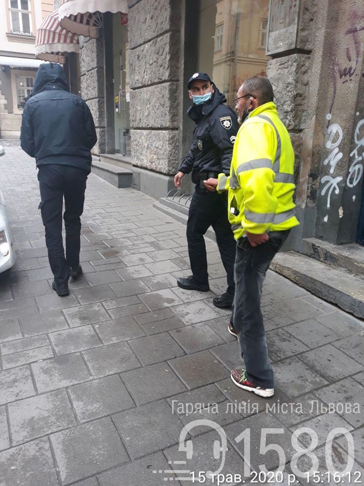 Центром Львова розгулював безпритульний з рушницею