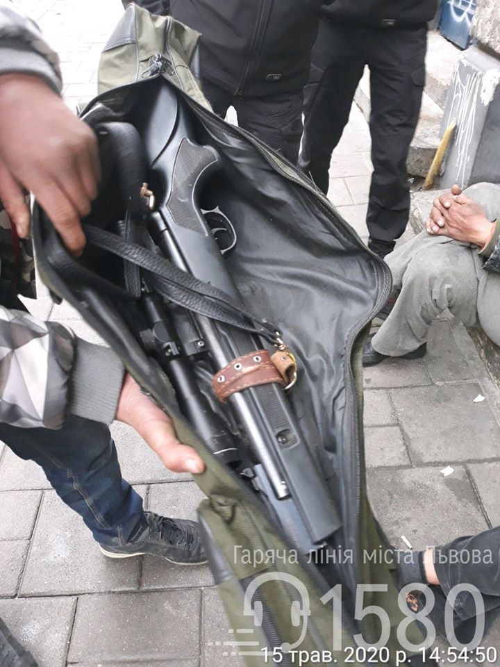 Центром Львова розгулював безпритульний з рушницею