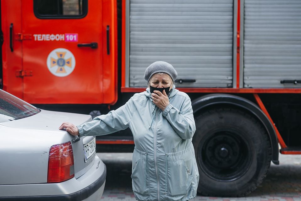 Львівські рятувальники зняли з дерева бабусиного котика. Фото: Михайло Пахолюк