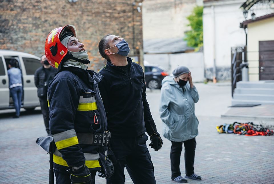 Львівські рятувальники зняли з дерева бабусиного котика. Фото: Михайло Пахолюк