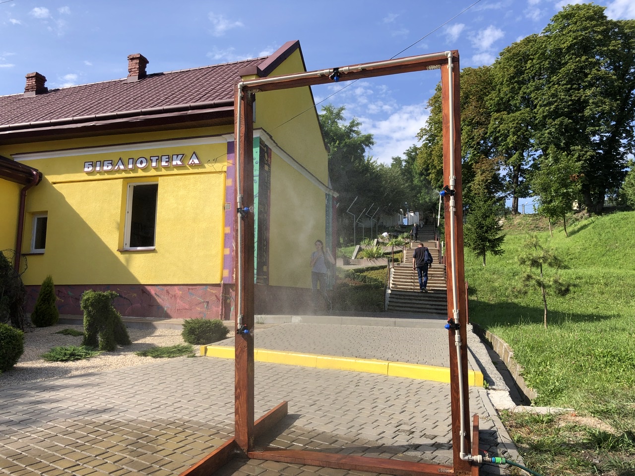 У Винниках встановили водяну арку для порятунку від спеки. Фото: Винниківська міська рада