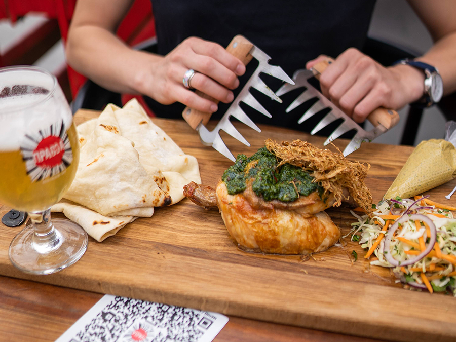 В центрі Львова відкрили кнайпу для справжніх хижаків. Фото: Гризло / Gryzlo