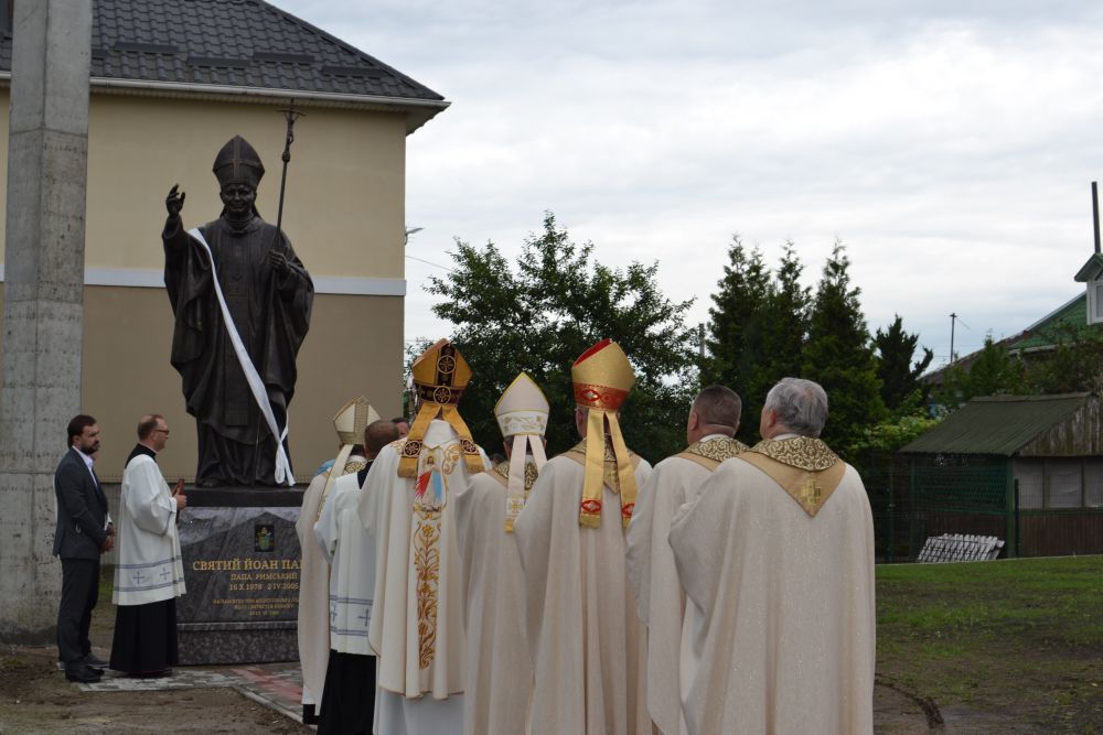 У Львові встановили пам&rsquo;ятник святому Папі Івану Павлу ІІ. Фото: Оксана Бабенко