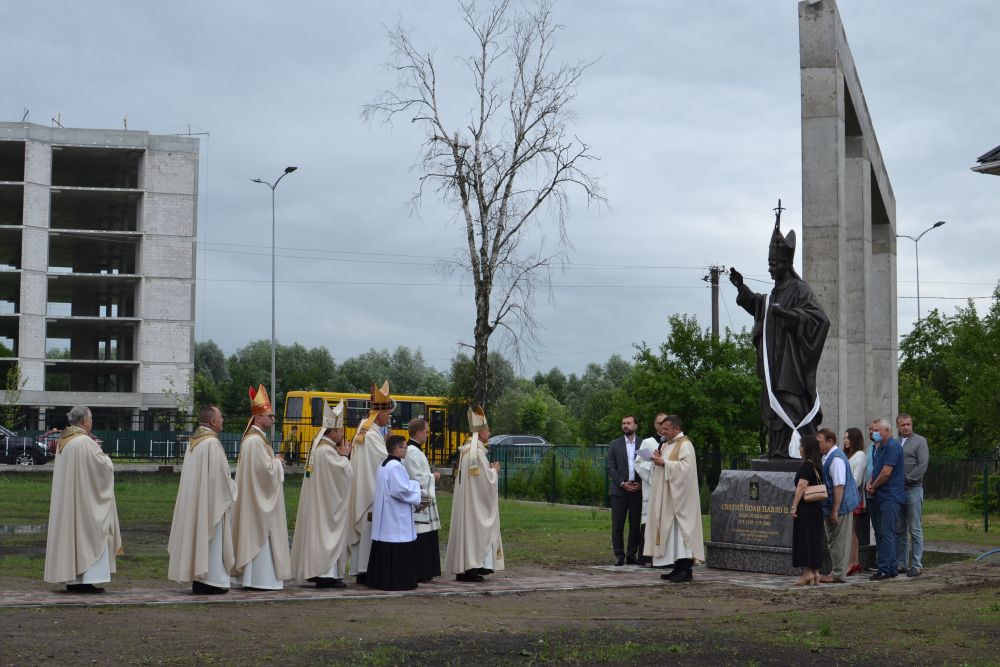 У Львові встановили пам&rsquo;ятник святому Папі Івану Павлу ІІ. Фото: Оксана Бабенко