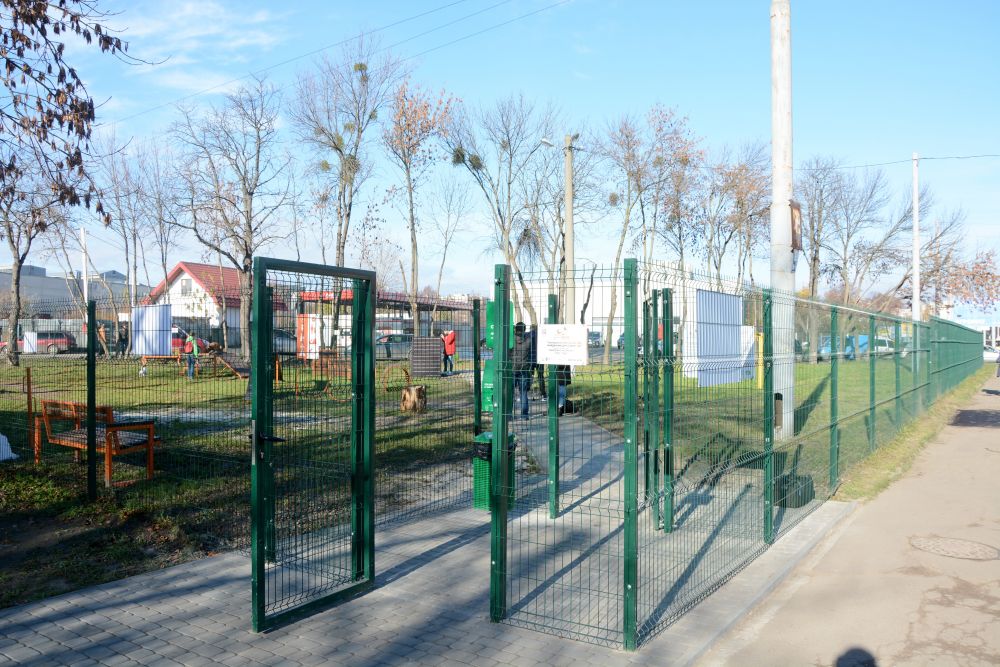 Як виглядає новий тренувально-вигульний майданчик для собак на Промисловій. Фото: ЛМР