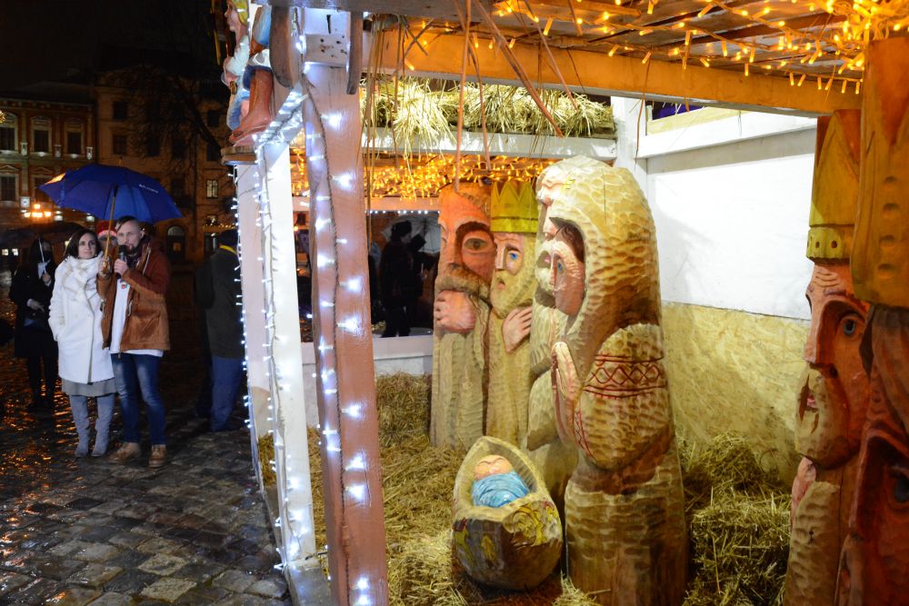 На площі Ринок відкрили різдвяну шопку. Фото: Львівська міська рада