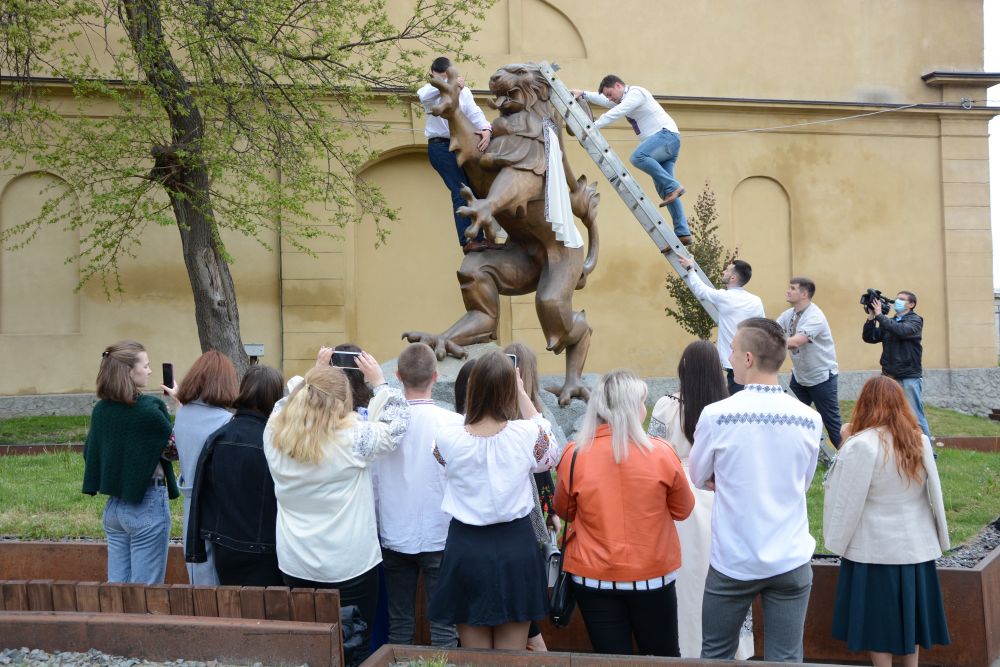 Львівські статуї та скульптури вбрали у вишиванки. Фото: Львівська міська рада
