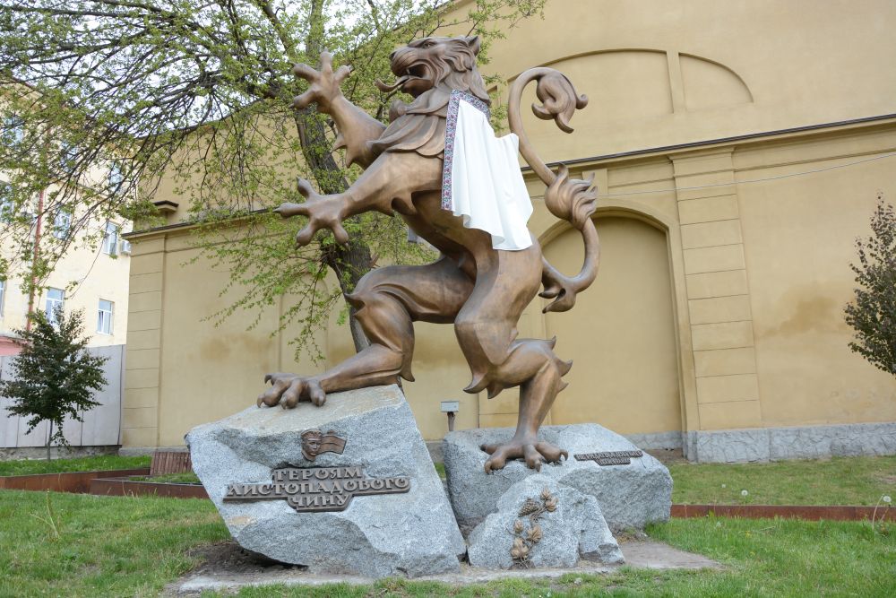 Львівські статуї та скульптури вбрали у вишиванки. Фото: Львівська міська рада