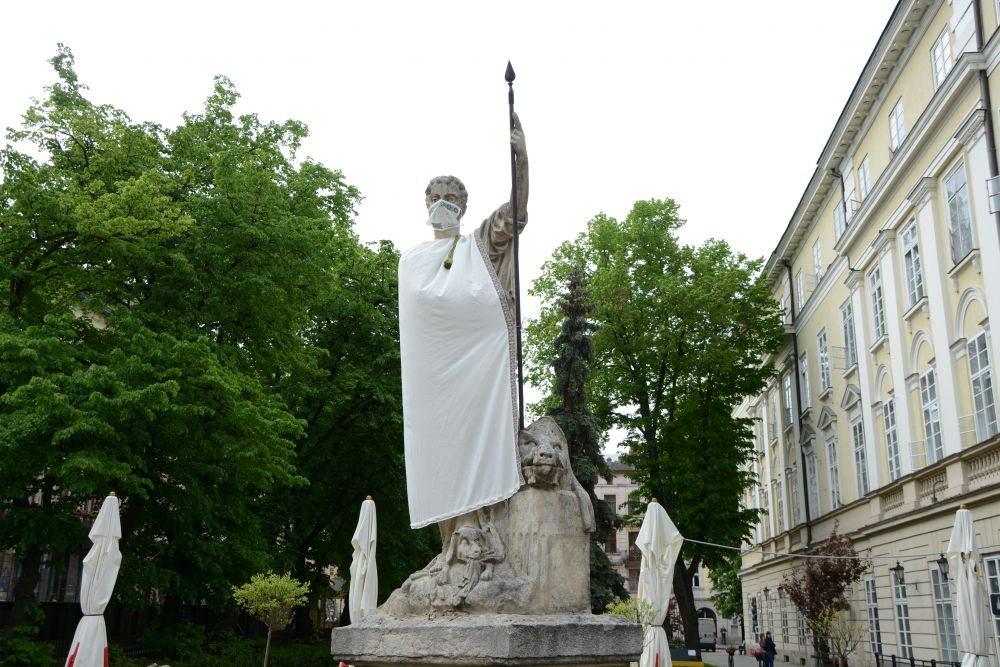 Львівські статуї та скульптури вбрали у вишиванки. Фото: Львівська міська рада