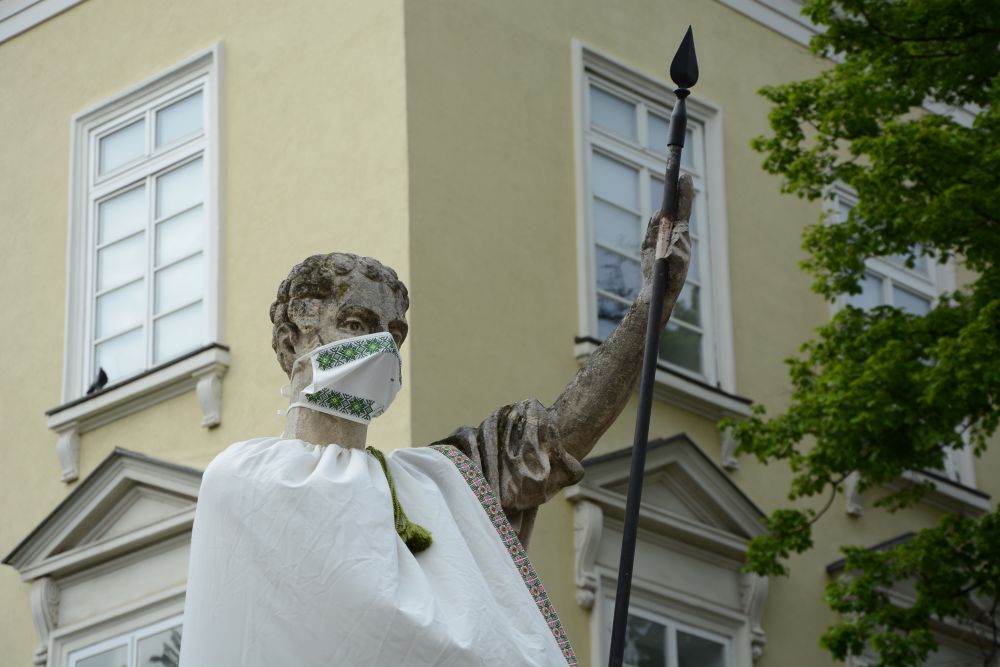 Львівські статуї та скульптури вбрали у вишиванки. Фото: Львівська міська рада