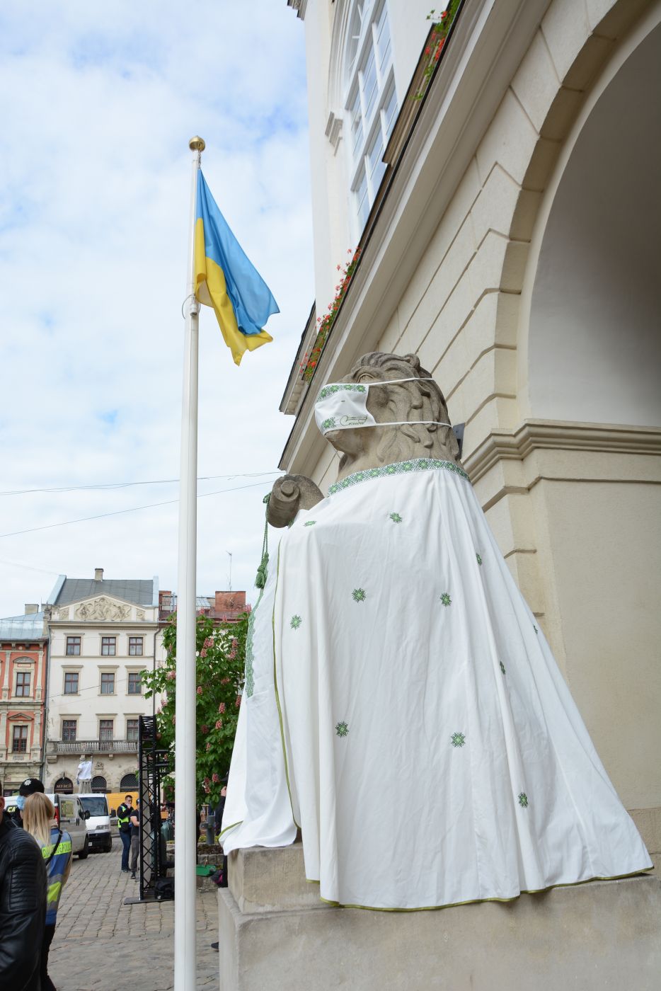 Львівські статуї та скульптури вбрали у вишиванки. Фото: Львівська міська рада