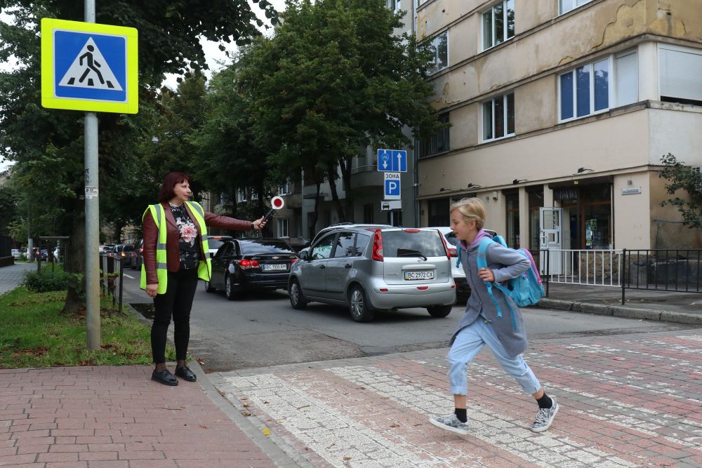 Жовті чоловічки біля львівських шкіл. Фото: Роман Балук