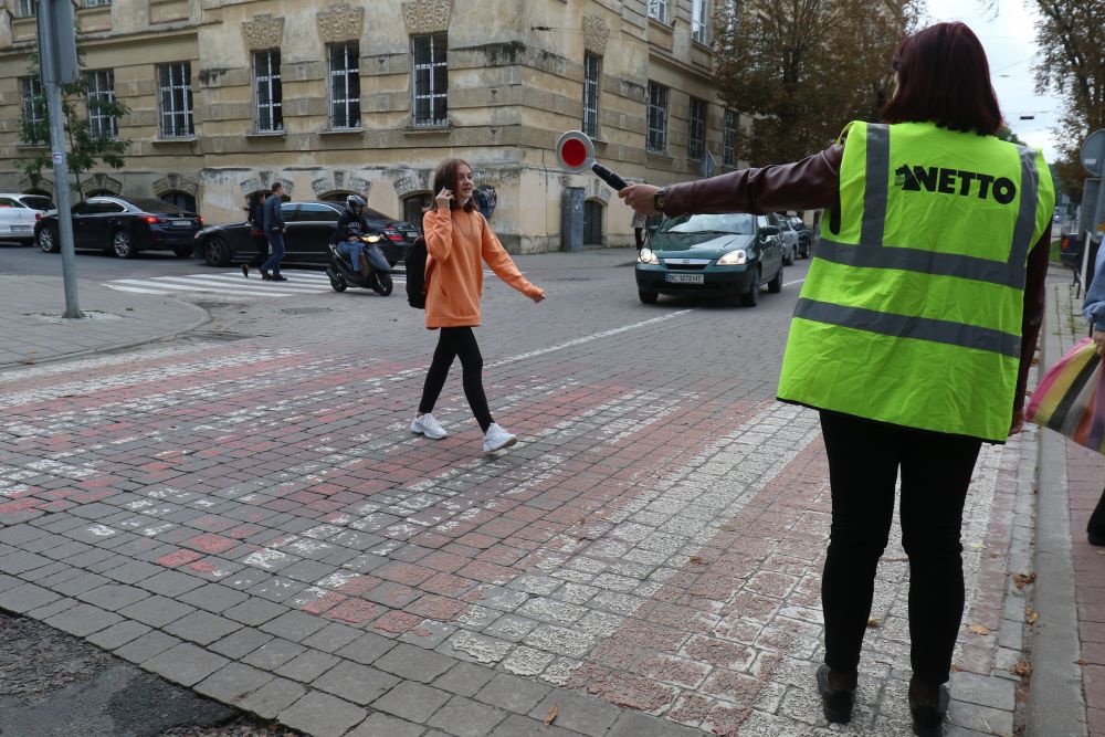 Жовті чоловічки біля львівських шкіл. Фото: Роман Балук