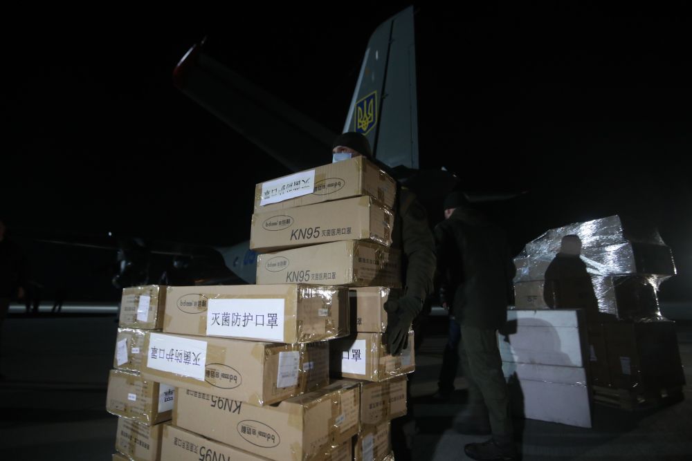 До Львова прибув літак із допомогою. Фото: ЛМР