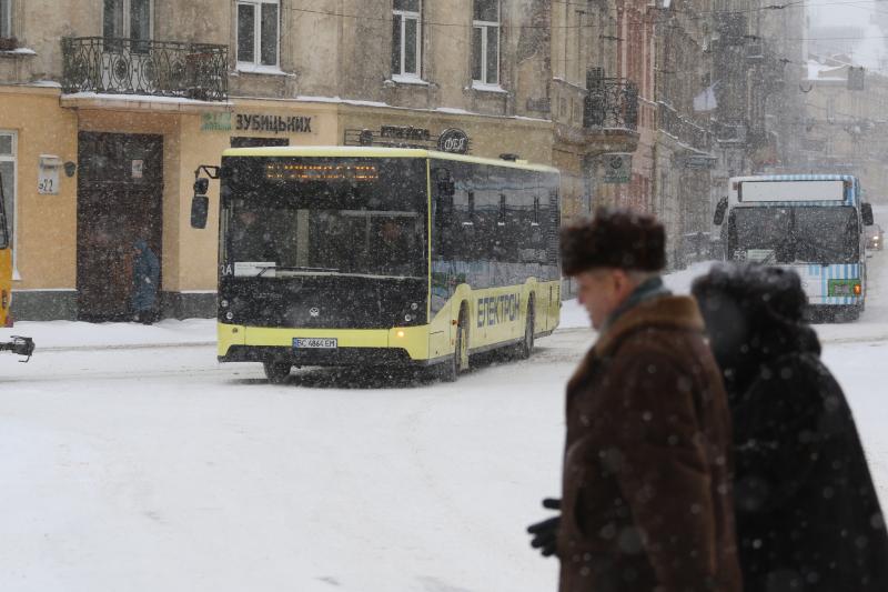 Автобуси та трамваї у Львові курсують за зміненими маршрутами. Фото: Львівська міська рада