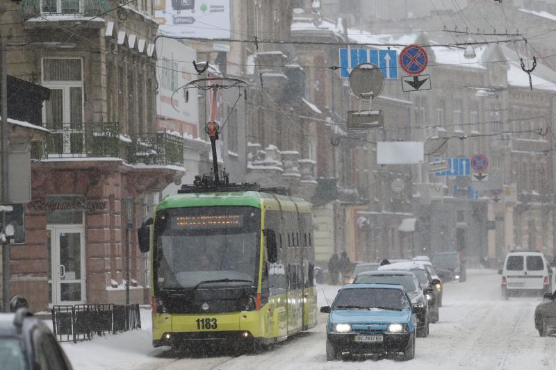 Автобуси та трамваї у Львові курсують за зміненими маршрутами. Фото: Львівська міська рада
