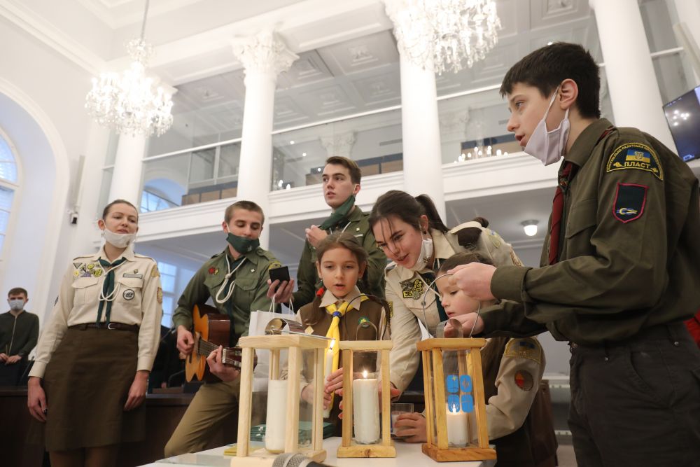 До Львова привезли Вифлеємський вогонь. Фото: Львівська міська рада