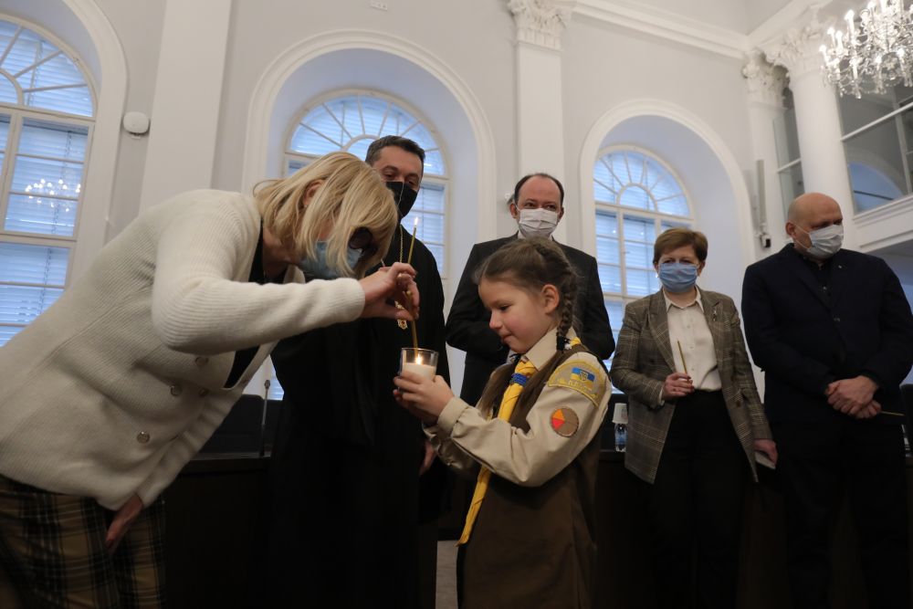 До Львова привезли Вифлеємський вогонь. Фото: Львівська міська рада
