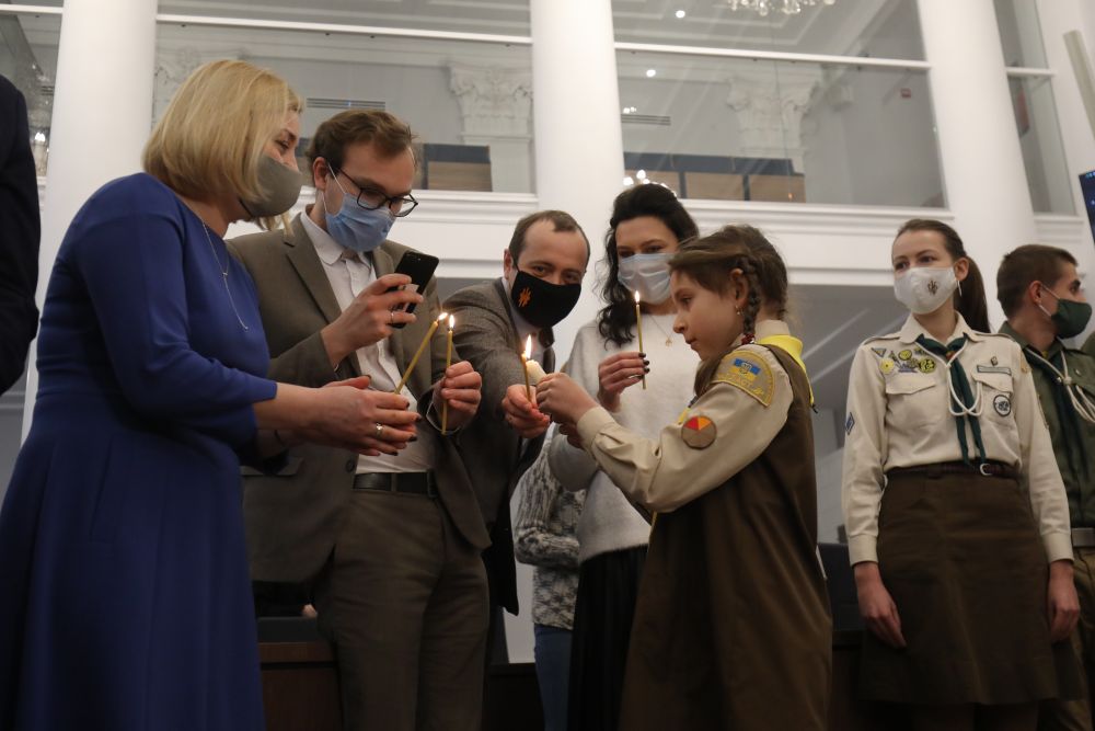 До Львова привезли Вифлеємський вогонь. Фото: Львівська міська рада