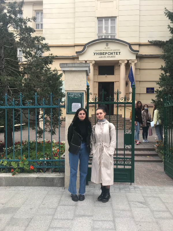 Львівські студентки врятували чоловіка у трамваї. Фото: ЛНМУ ім. Данила Галицького