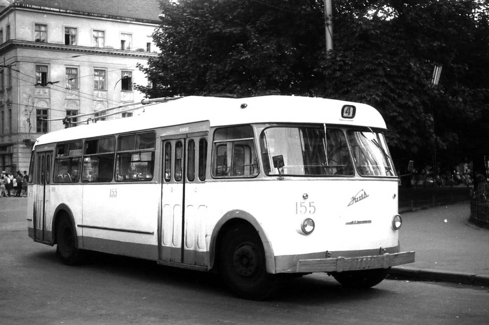 Тролейбус &laquo;Київ &ndash; 4&raquo; на площі Адама Міцкевича у Львові. Фото 1971 року