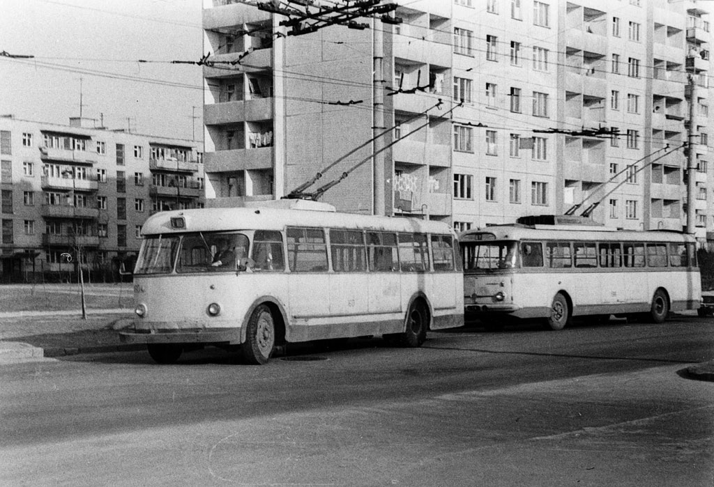 &laquo;Київ &ndash; 4&raquo; № 160 і тролейбус &laquo;Skoda 9Tr&raquo; № 188 на вулиці Тролейбусній. Фото: Ааре Оландер
