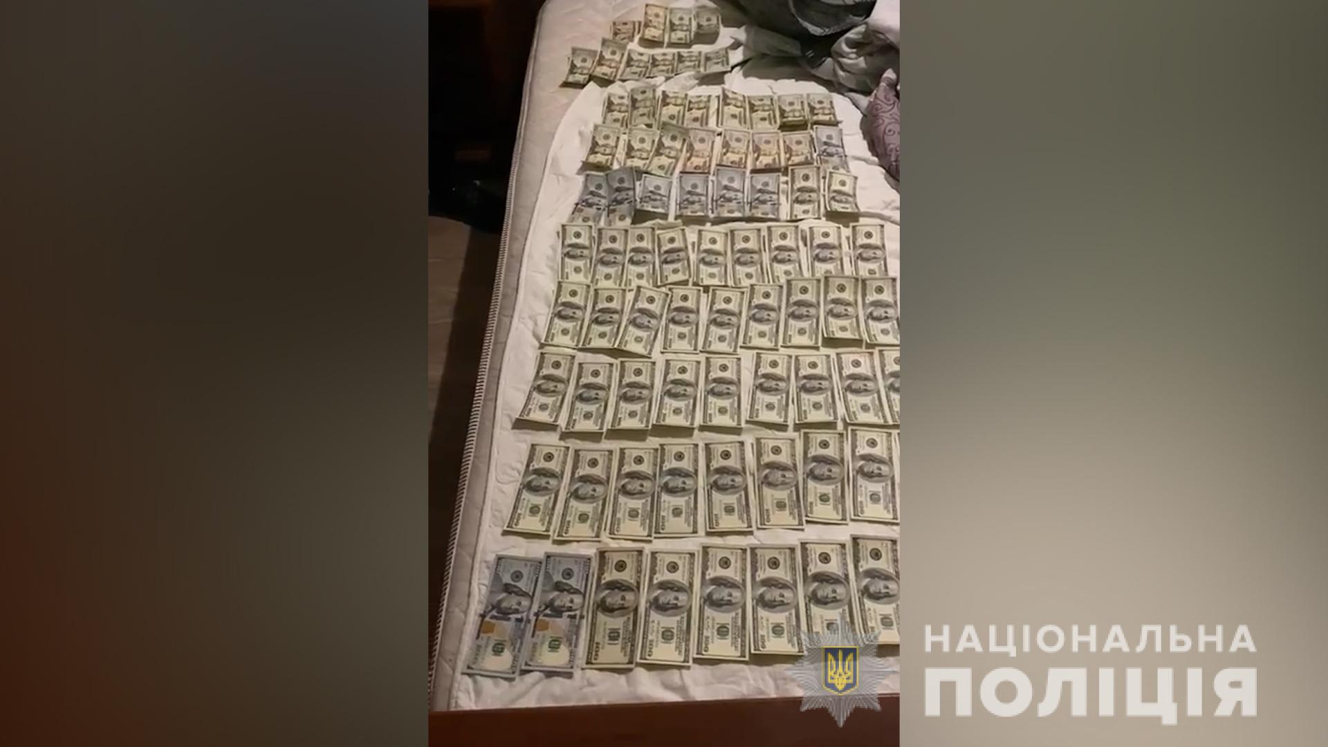 Шахрай зі Слов&rsquo;янська видурив у львівської бабусі понад 6 тисяч доларів