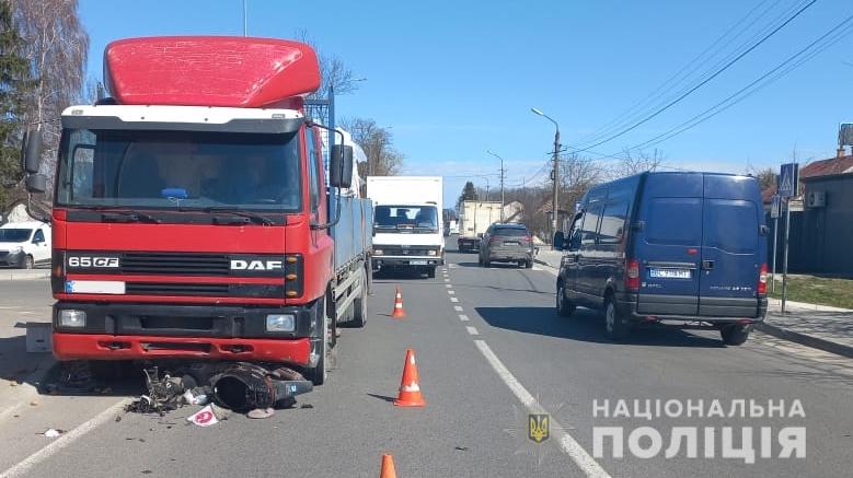 Внаслідок зіткнення з вантажівкою неподалік Львова загинув скутерист