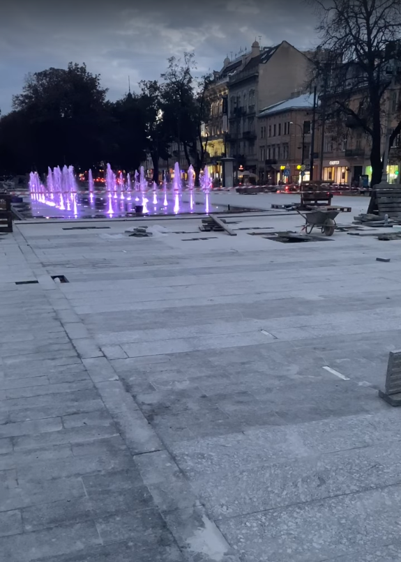 Новий фонтан біля Оперного театру зачарував львів'ян. Скріншот з відео