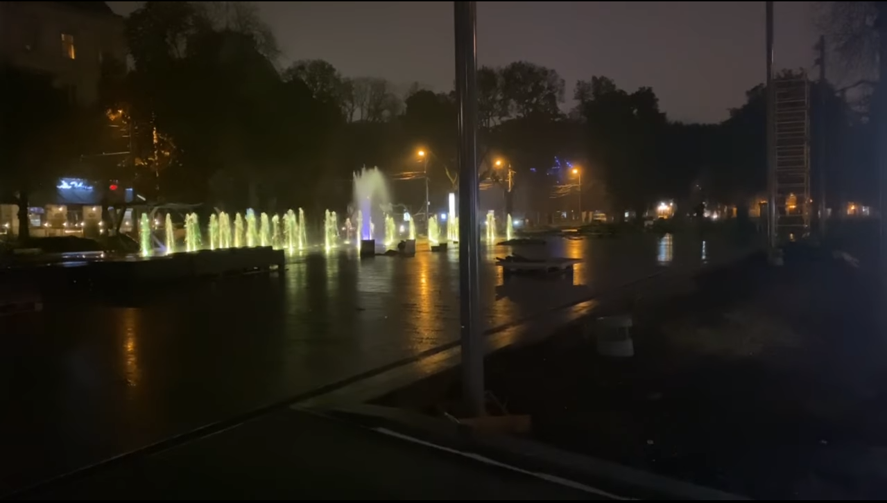 Новий фонтан біля Оперного театру зачарував львів'ян. Скріншот з відео