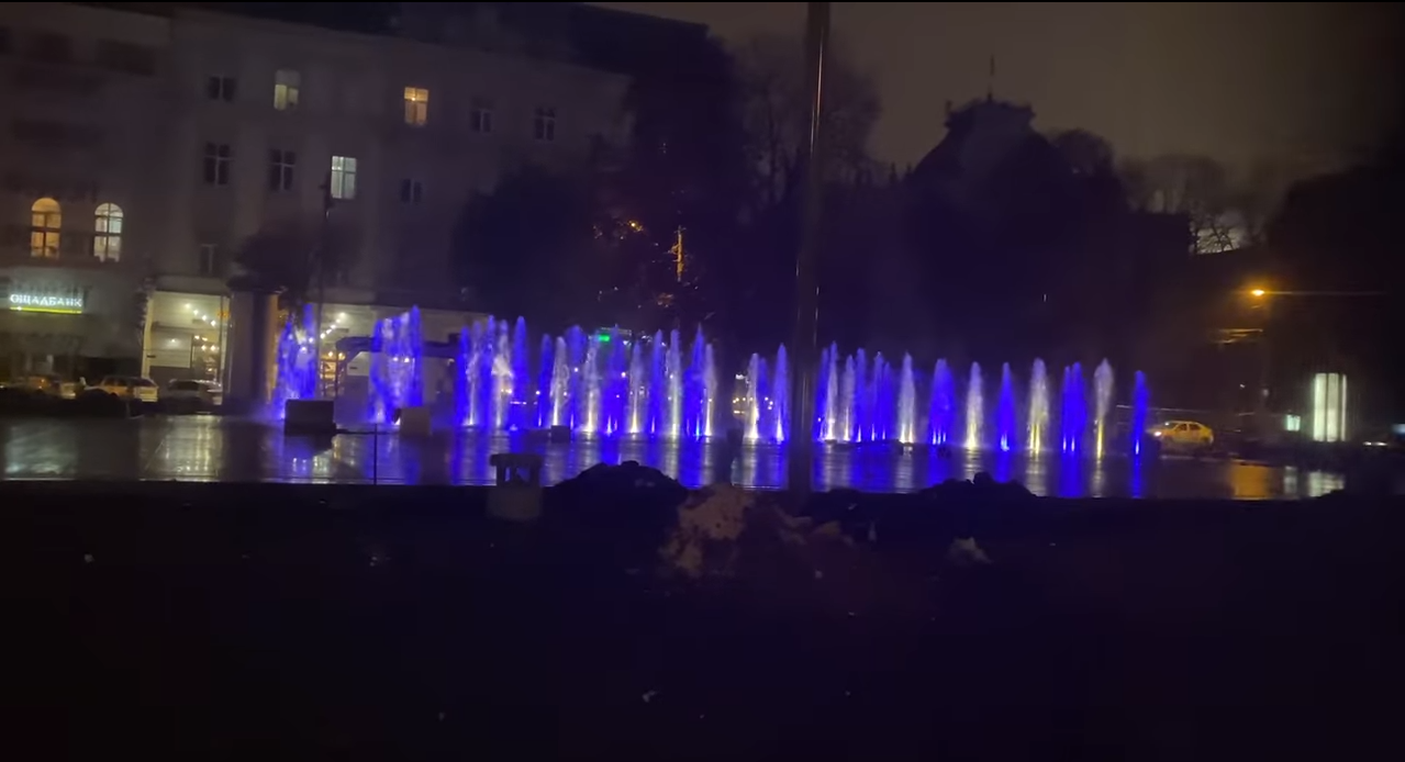 Новий фонтан біля Оперного театру зачарував львів'ян. Скріншот з відео