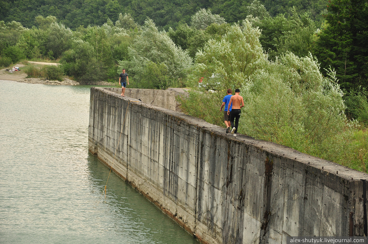 Рибалки на "Карпатському морі". Фото: alex-shutyuk.livejournal.com