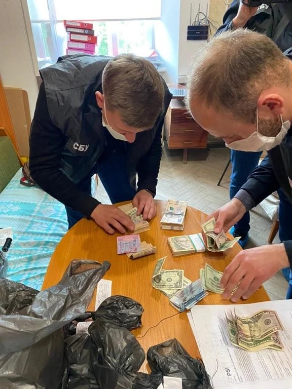 Відомого львівського хірурга-хабарника оштрафували. Фото поліції