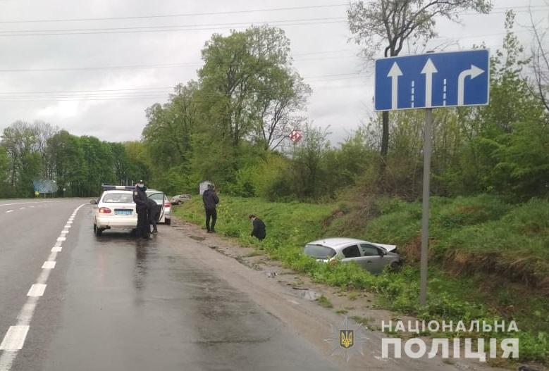 В Дублянах автомобіль злетів в кювет.