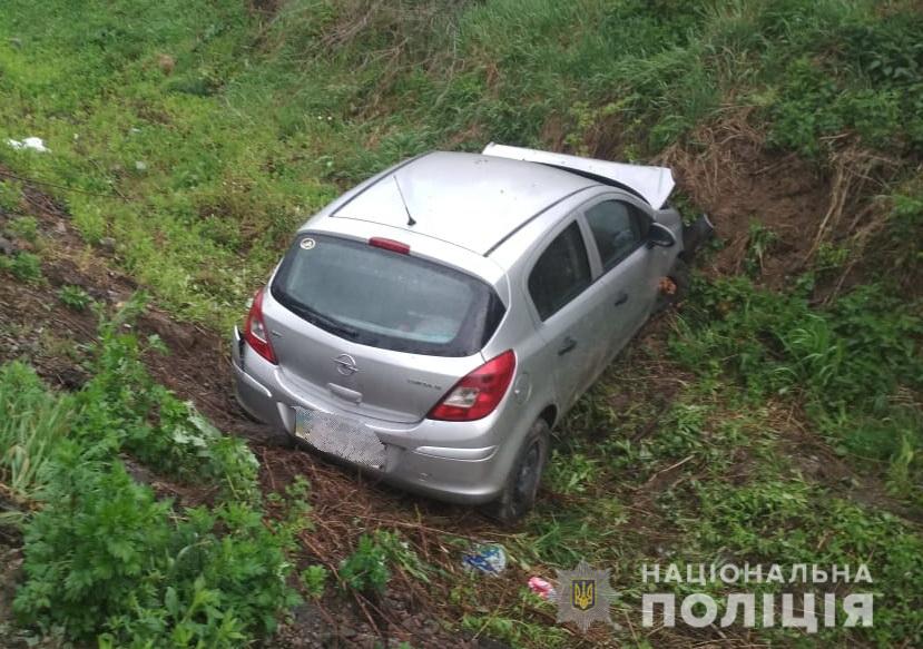 В Дублянах автомобіль злетів в кювет.