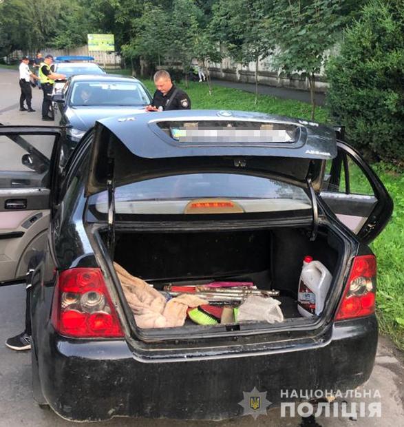 У Стрию поліцейські випадково затримали двох злодіїв, замість одного. Фото поліції