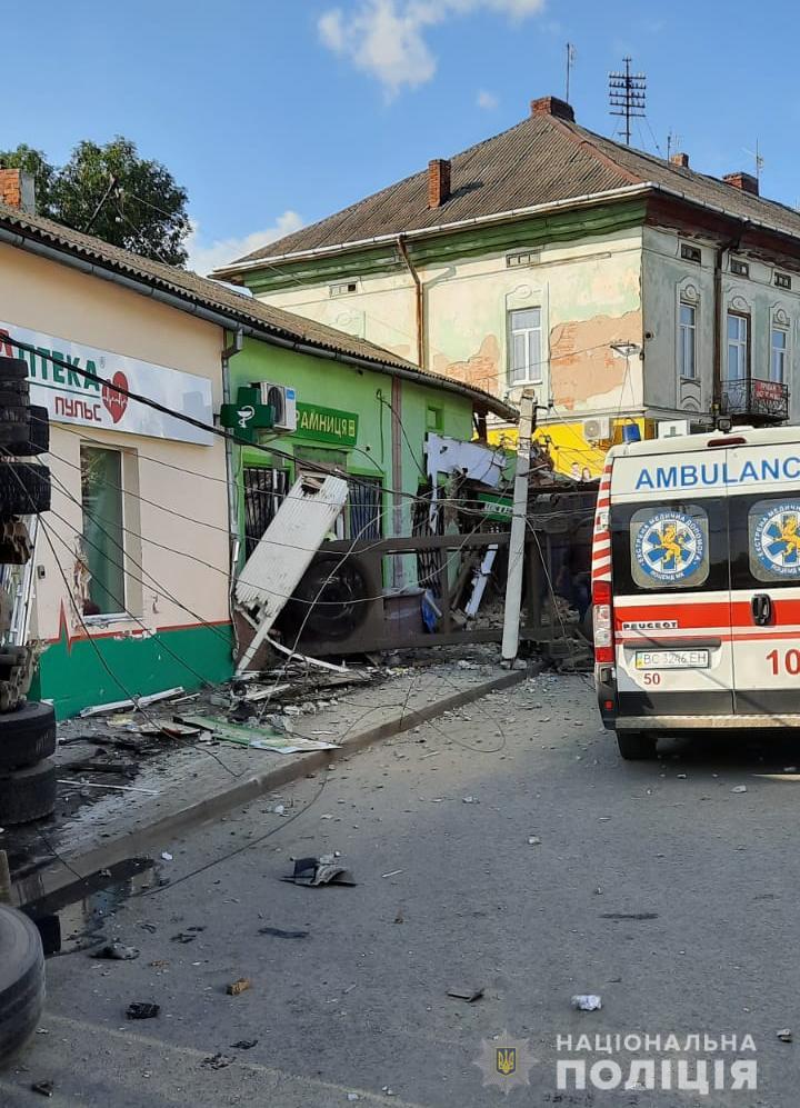 У Рудках фура влетіла в магазин. Фото поліції