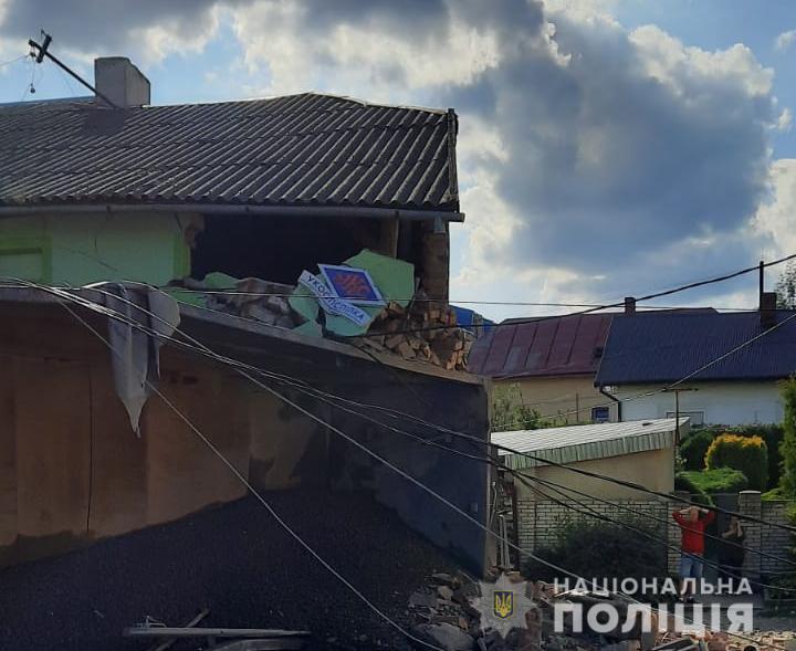 У Рудках фура влетіла в магазин. Фото поліції