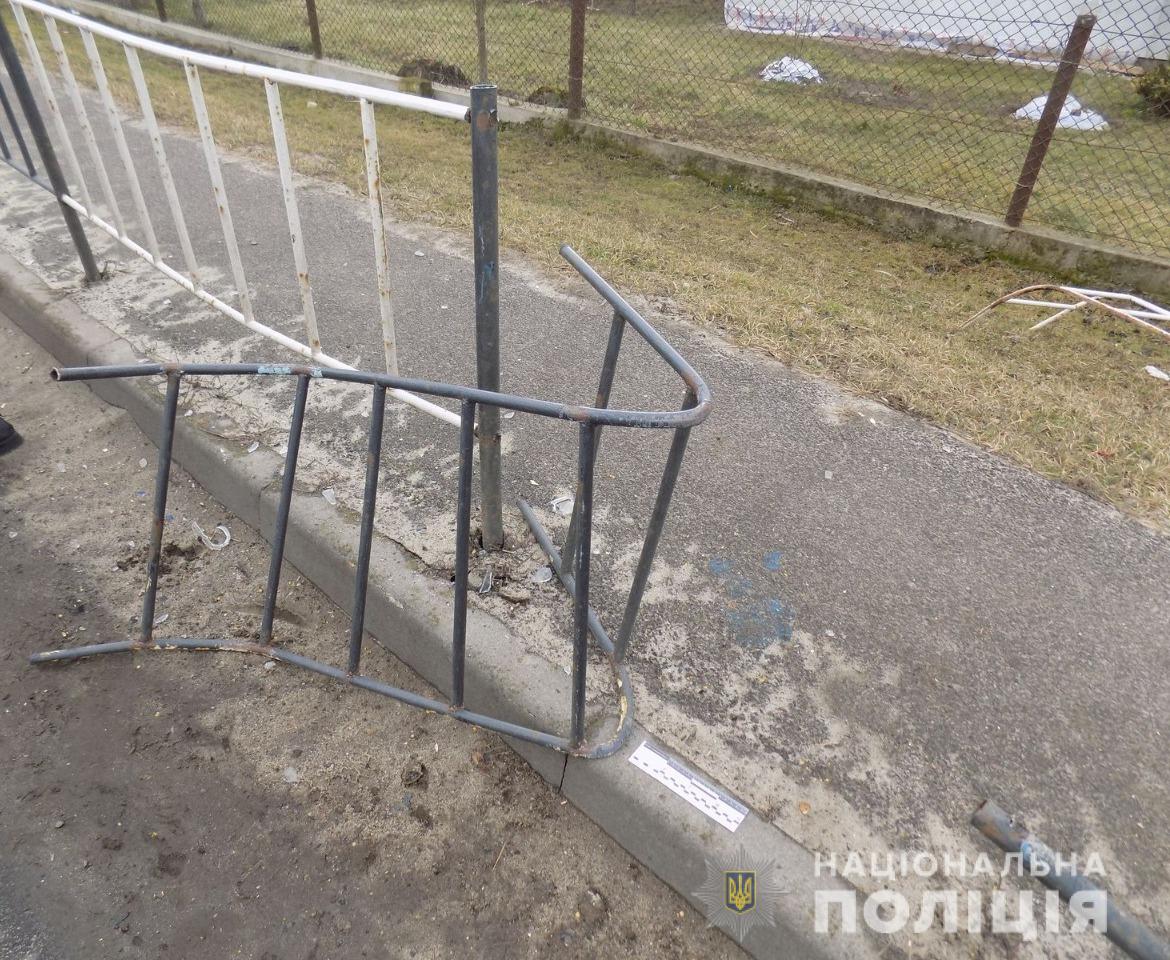 На Яворівщині водійка «Волги» розтрощила огорожу та збила пішохода
