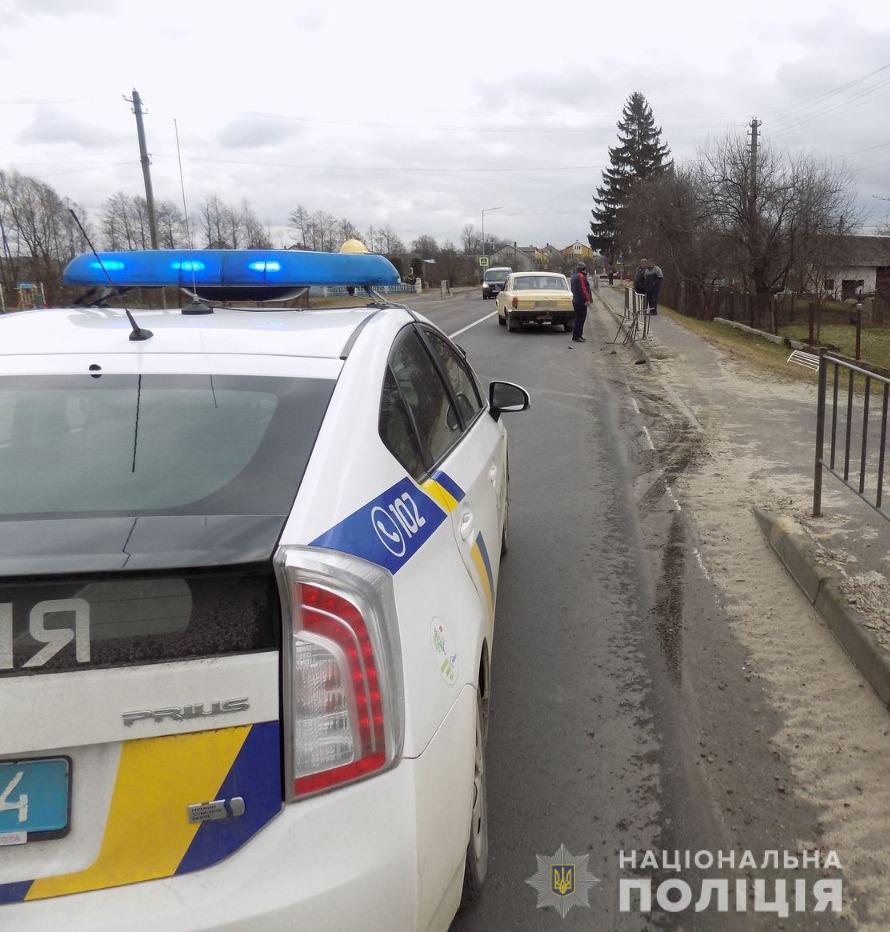 На Яворівщині водійка «Волги» розтрощила огорожу та збила пішохода