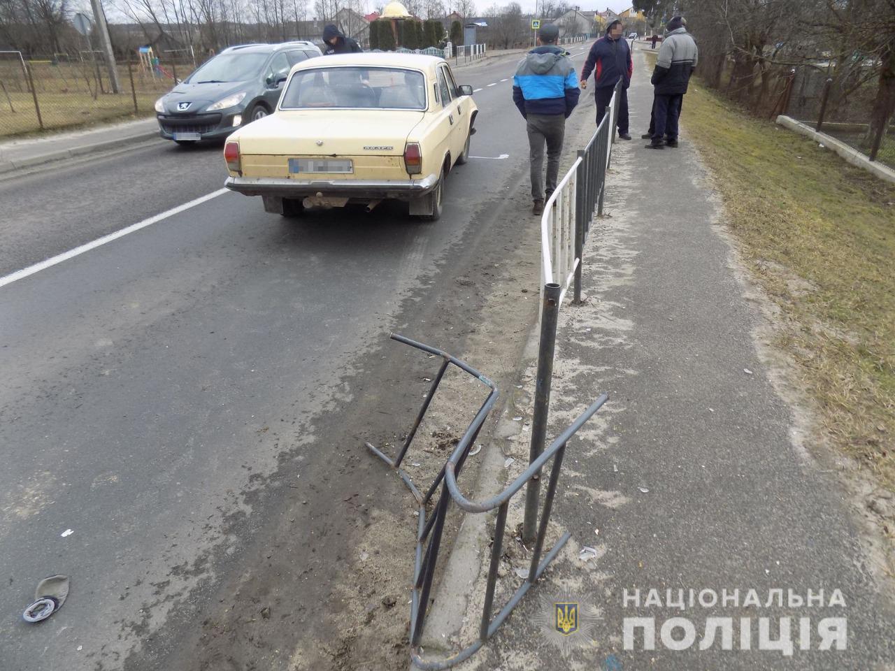 На Яворівщині водійка «Волги» розтрощила огорожу та збила пішохода