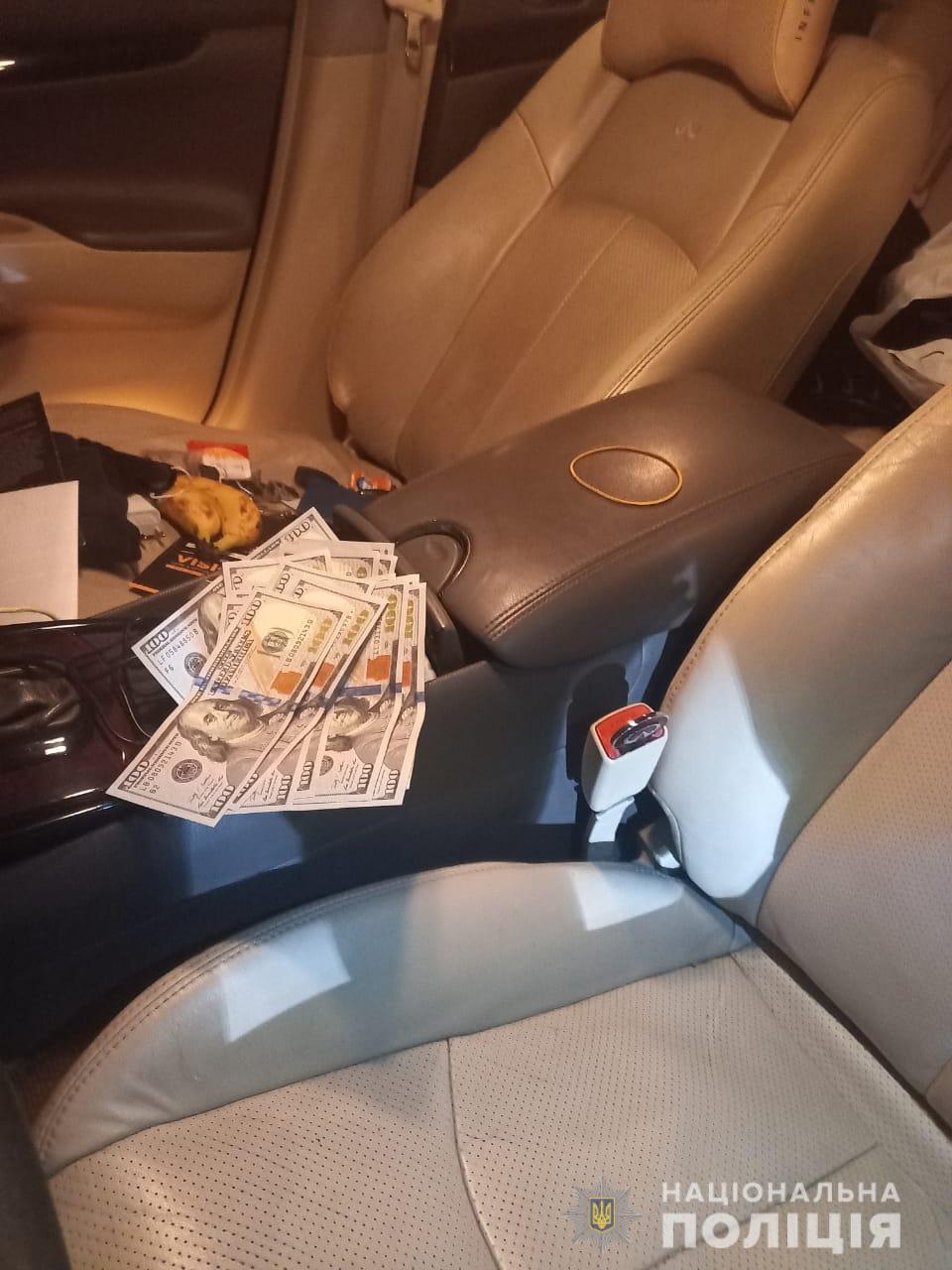 Шахрай із Донецька видурив у львівської бабусі 7 тисяч доларів