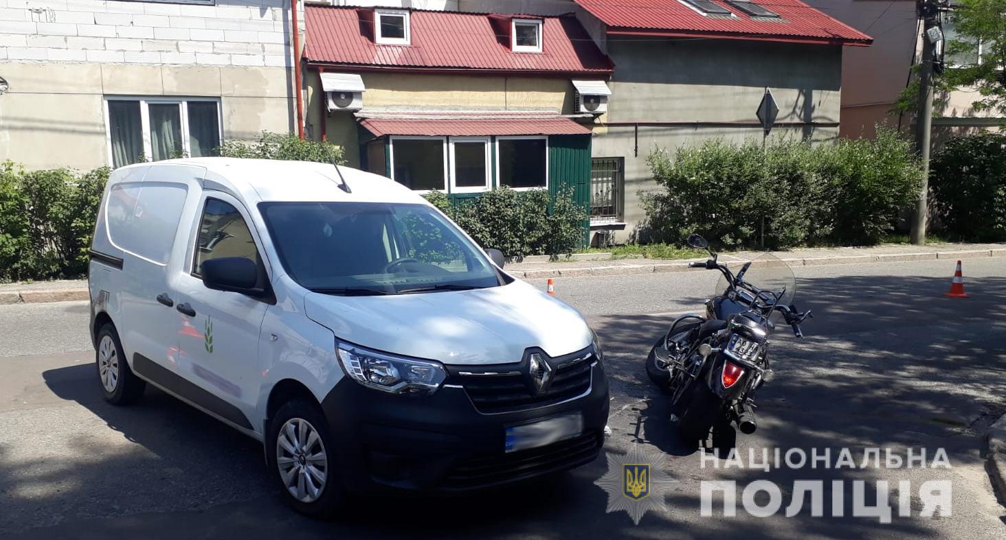 На Тракті Глинянському зіткнулись мінівен та мотоцикл – постраждали двоє львів’ян