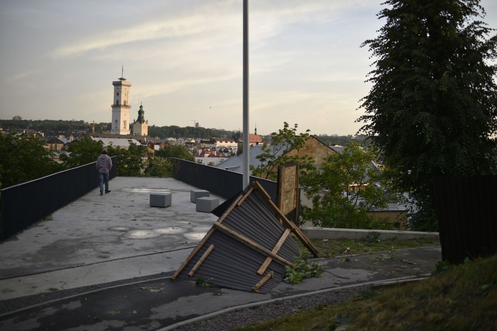 Сильний вітер повалив у Львові дві сотні дерев. Фото: Львівська міська рада