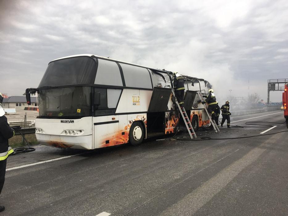 Автобус, який загорівся. Фото: Mukachevo.net