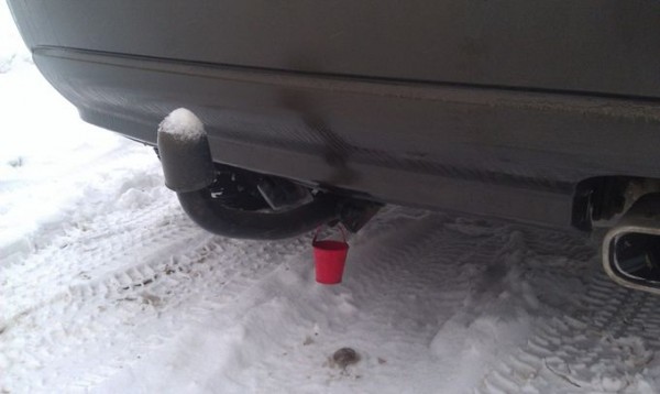 Для чого на автомобіль вішають маленьке відерце. Фото: globusks