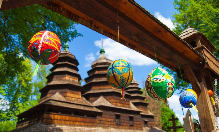 Трансляція відеозапису гаївок від та слайд-шоу писанок.