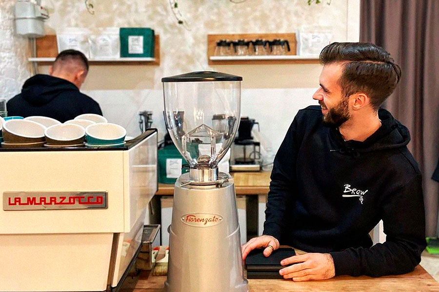 На Стефаника запрацювала нова кав'ярня з шоурумом. Фото: blackfield.coffee