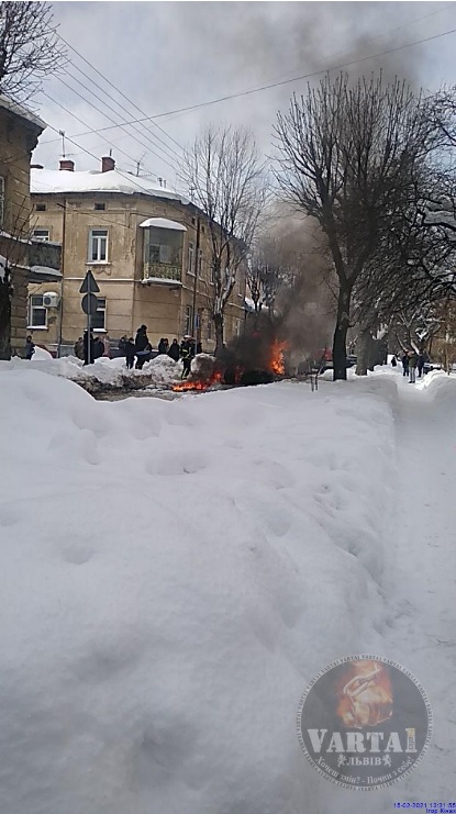 На Некрасова до тла згорів автомобіль. Фото: Варта1