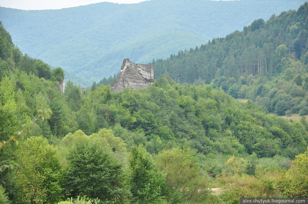 Руїни "Карпатського моря". Фото: alex-shutyuk.livejournal.com
